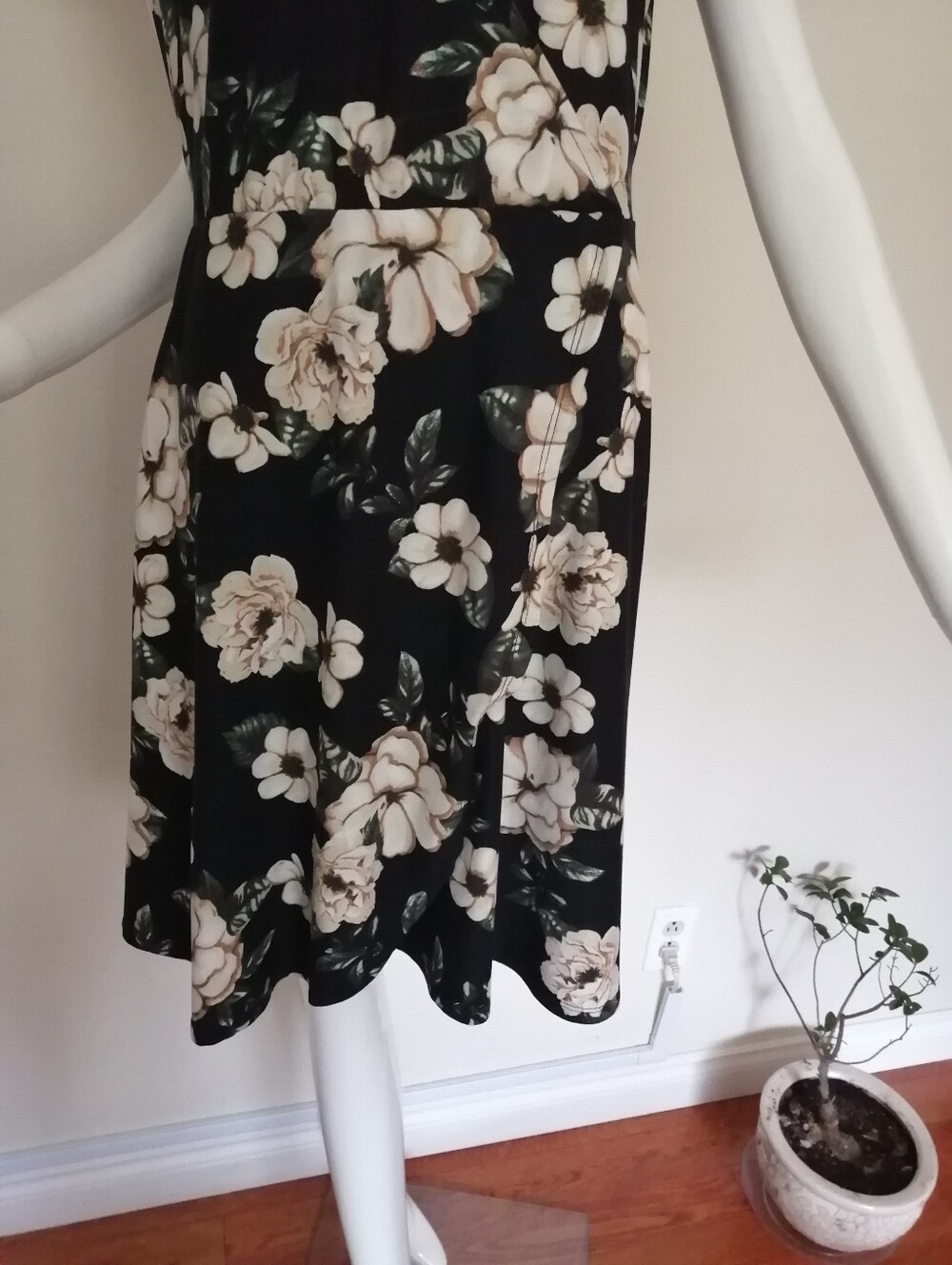 Black Floral V-Neck Short Sleeve Mini Dress - Picture 5 of 7